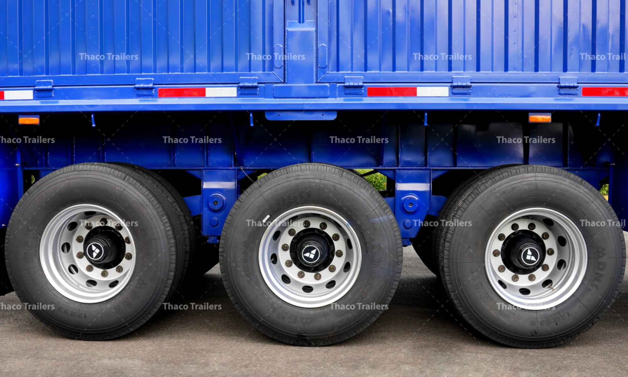 Sơ mi rơ moóc tải mui bạt Thaco Trailers sử dụng lốp có khả năng chịu tải lớn