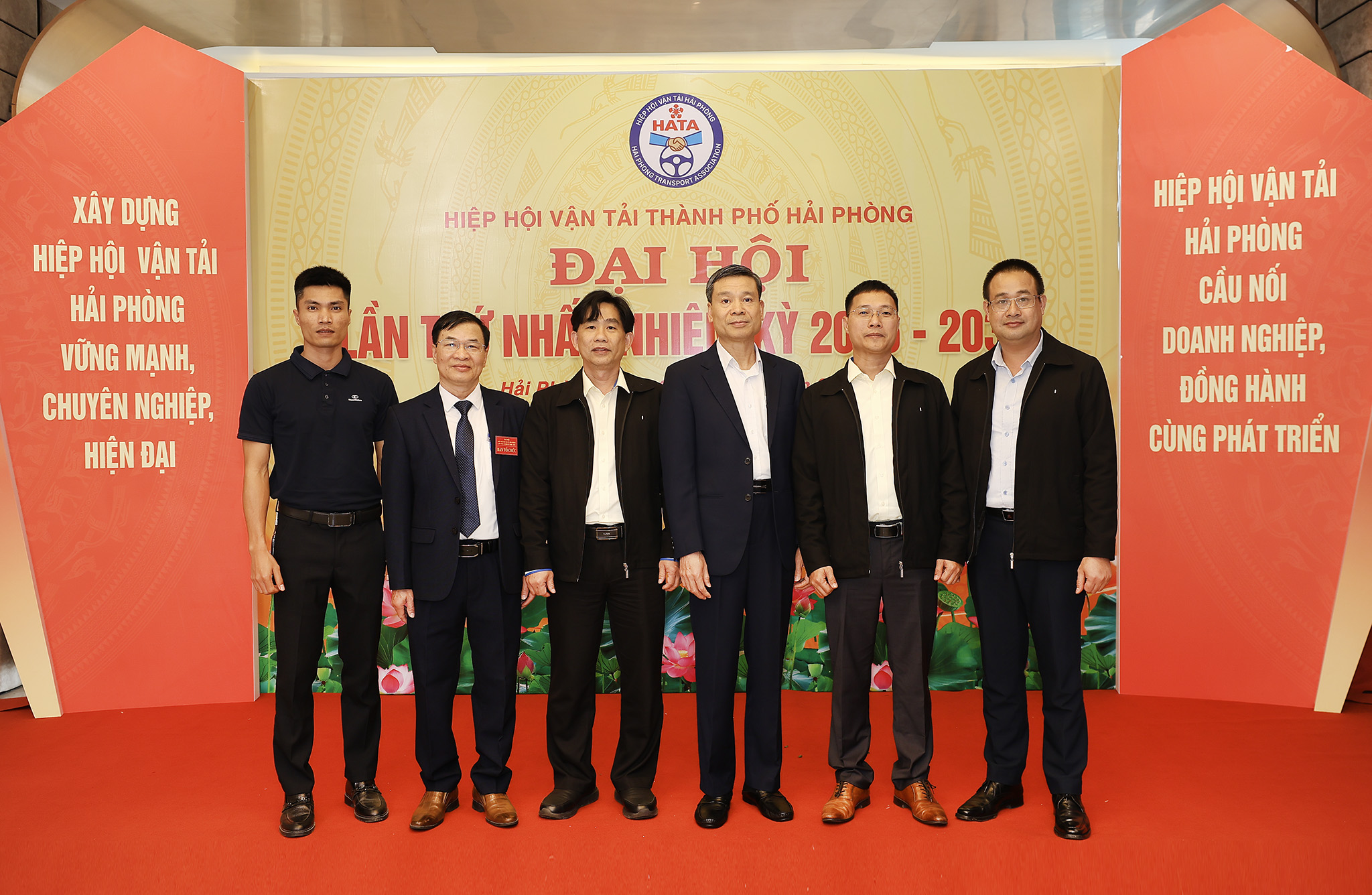 Đại diện Thaco Trailers cùng Lãnh đạo Hiệp hội Vận tải TP. Hải Phòng chụp ảnh lưu niệm